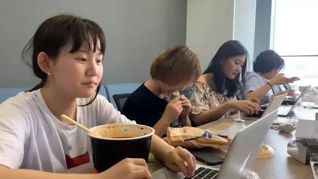 WST美女导师搞笑视频_德州扑克玩法介绍_德州扑克教学