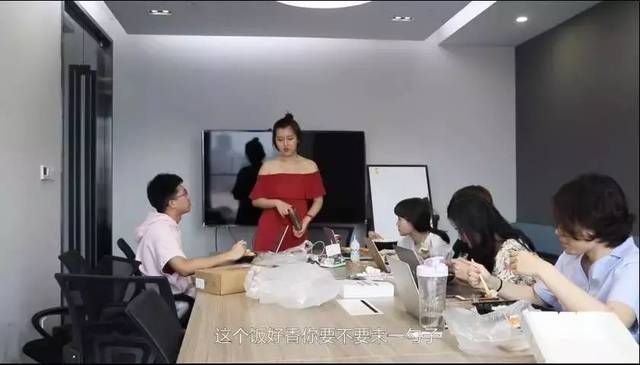 德州扑克玩法介绍_德州扑克教学_WST美女导师搞笑视频