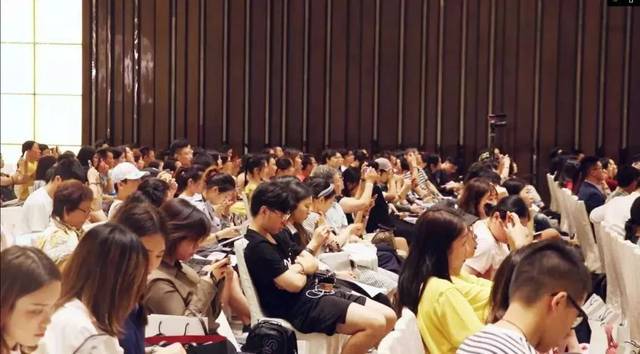 德州扑克教学_WST美女导师搞笑视频_德州扑克玩法介绍