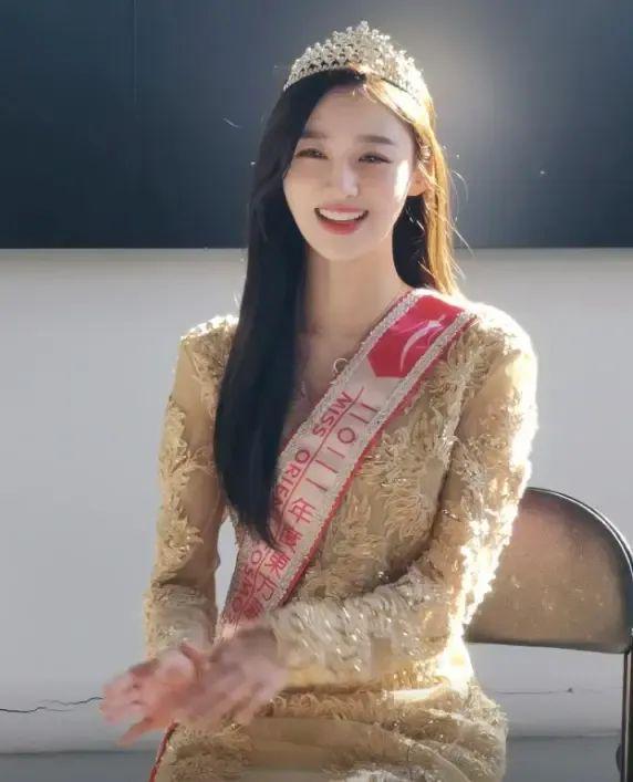 德扑美女选手YARA精彩牌局_YARA扑克大赛_德州扑克 佳佳