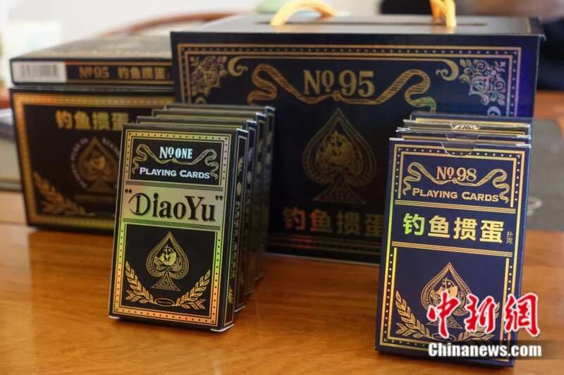 掼蛋扑克牌生产_德州扑克同样牌比花色吗_掼蛋游戏规则