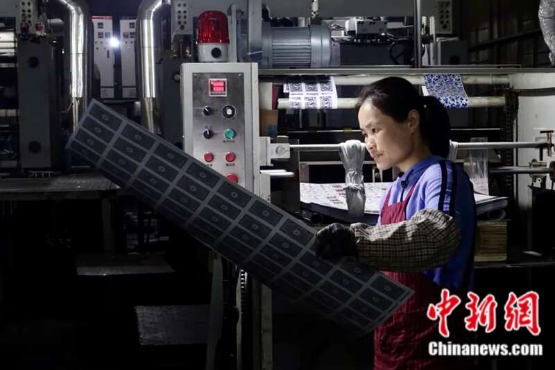 掼蛋游戏规则_德州扑克同样牌比花色吗_掼蛋扑克牌生产