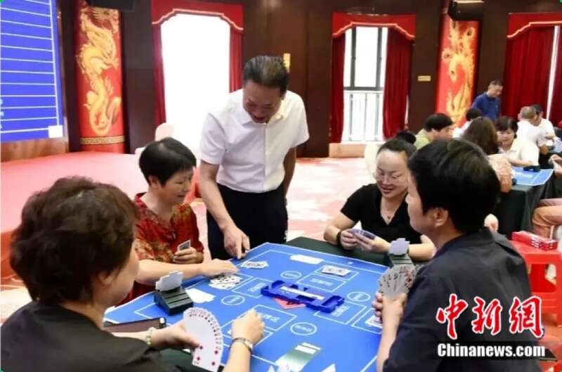 掼蛋扑克牌生产_德州扑克同样牌比花色吗_掼蛋游戏规则